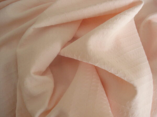 Tejido de punto con relieve geométrico c/rosa bebé, ancho 1.60mts.