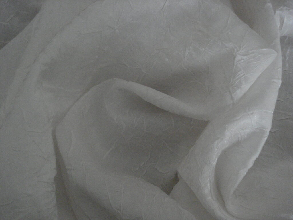 Tejido tafetán brillo efecto arrugado c/blanco, ancho 1.29mts.