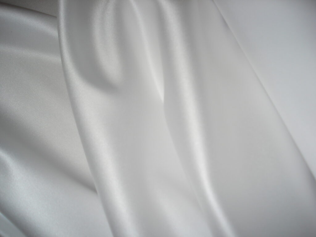 Tejido de raso fiesta blanco