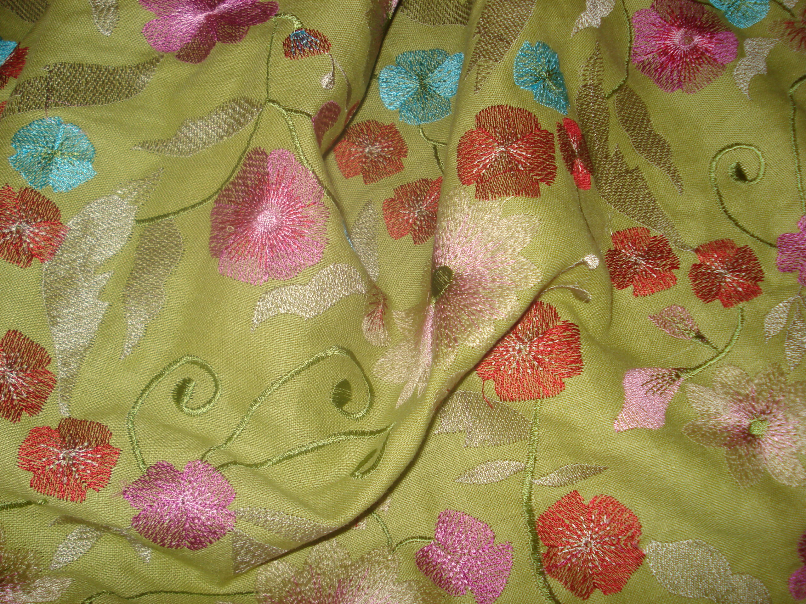 Lino f/verde manzana flores bordadas