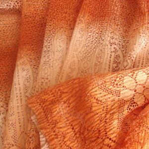 Tejido de blonda tonos naranjas en degradé, ancho 1.30mts.