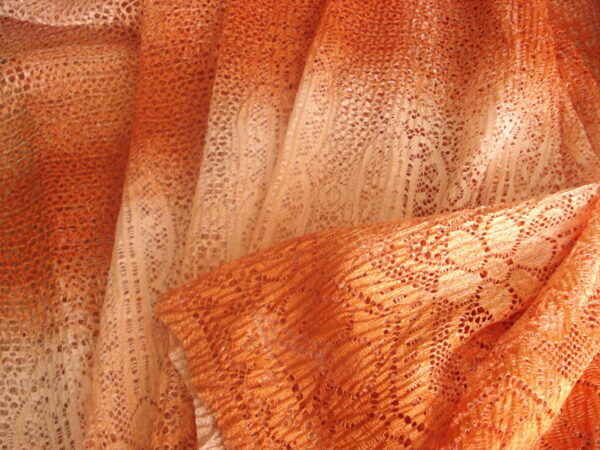 Tejido de blonda tonos naranjas en degradé, ancho 1.30mts.