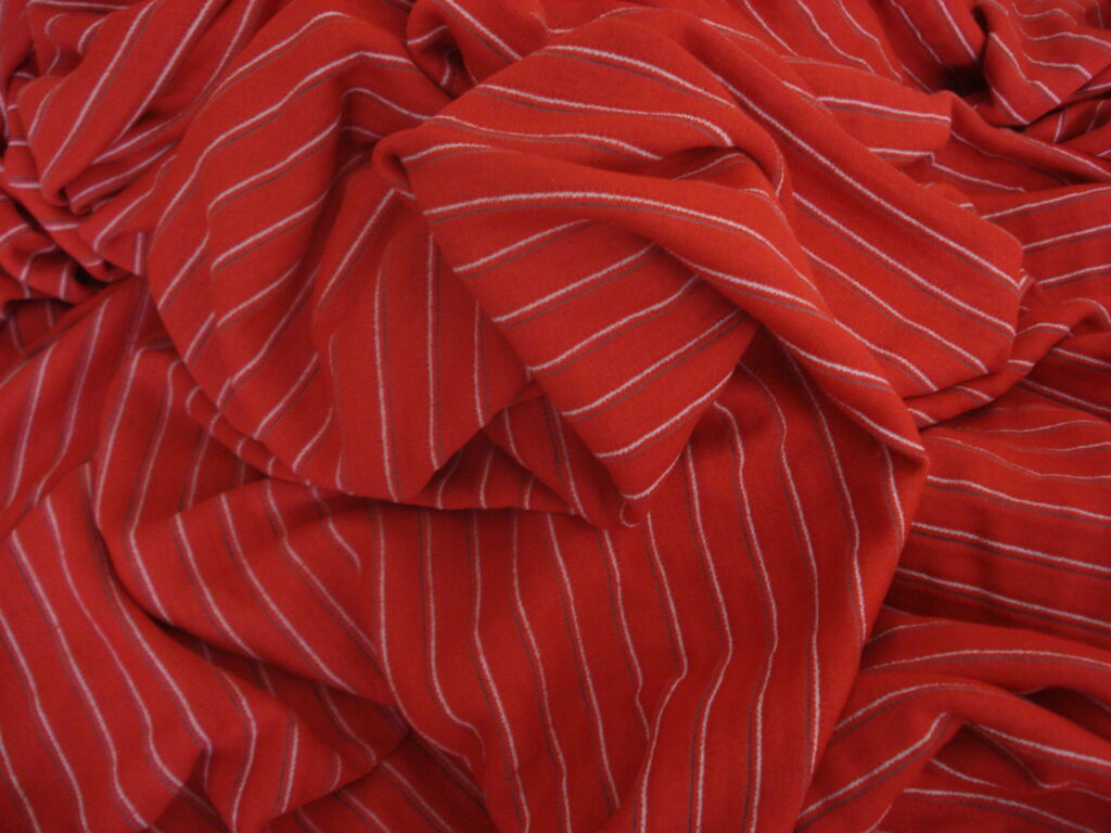 Punto rojo, rayas blancas