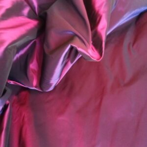 Tejido en tafetán tornasolado, ancho 1.55mts.