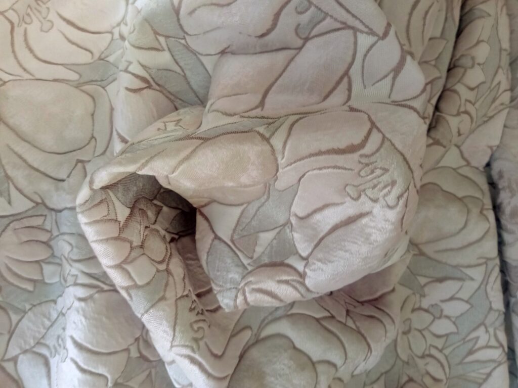 Tejido acolchado c/dibujo flores rosa-gris, ancho 1.44mts.