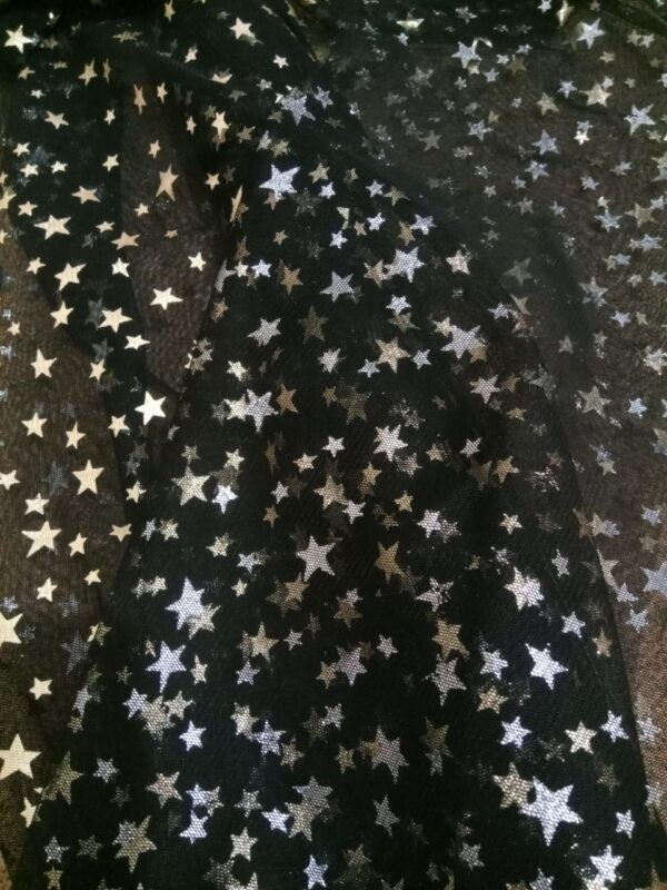 Tejido tul fino c/negro con estrellas doradas y plateadas, ancho 1.54mts.