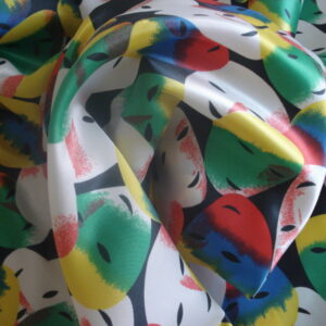 Tejido en strech satinado, estampado caras
