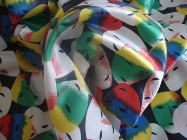 Tejido en strech satinado, estampado caras