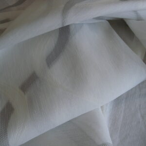 1 mto. tejido visillo fondo blanco dibujo geométrico blanco roto/gris, ancho 2,95mts.