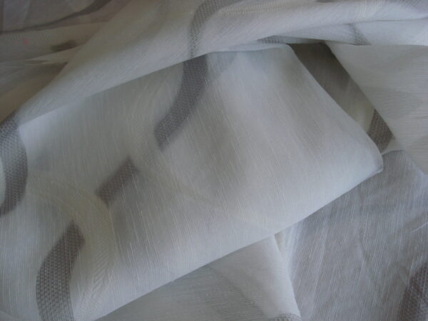 1 mto. tejido visillo fondo blanco dibujo geométrico blanco roto/gris, ancho 2,95mts.