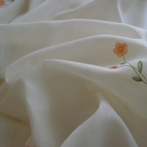 Tejido visillo beige con flores bordadas colores, ancho 2,97mts.