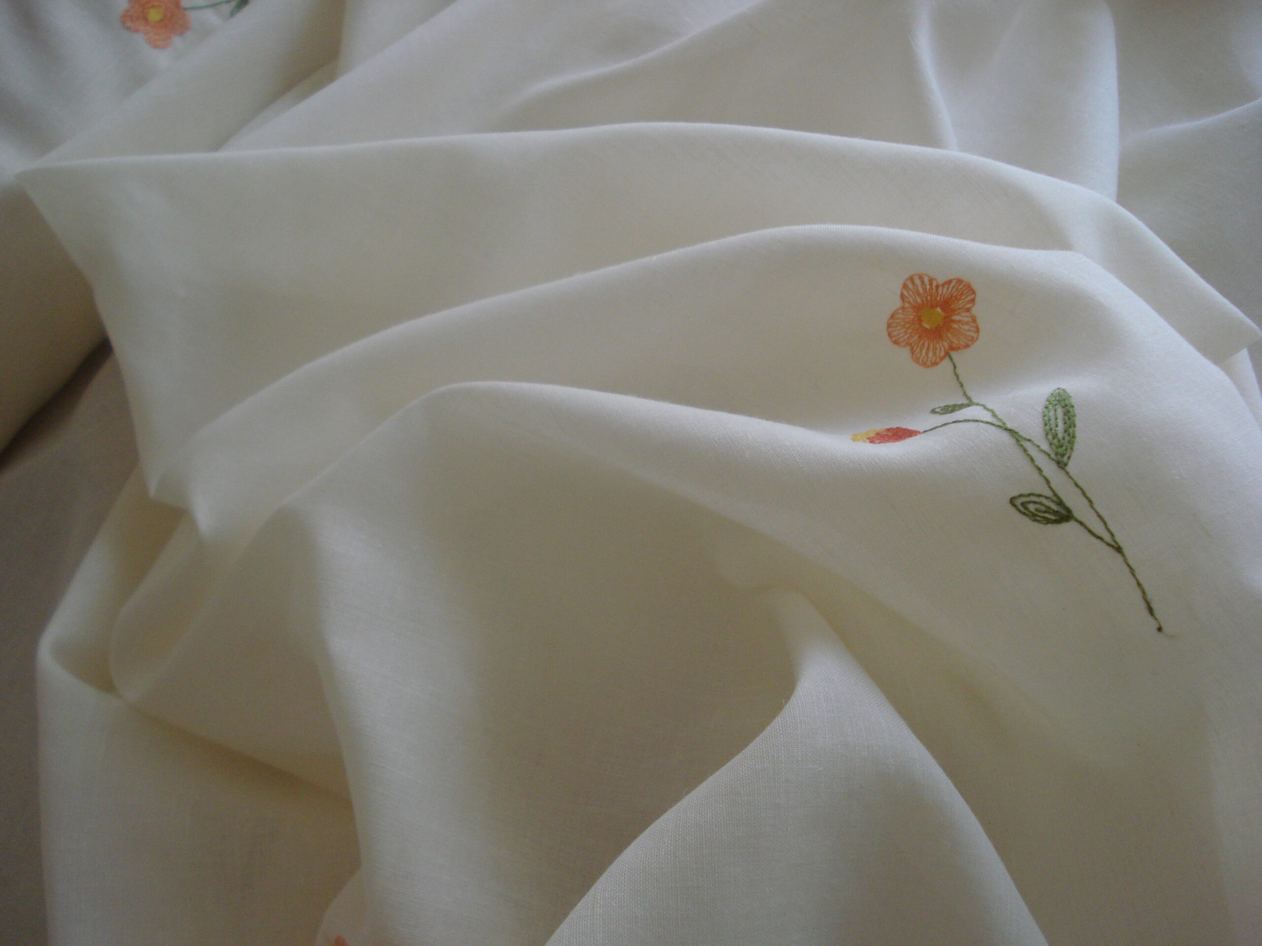 Tejido visillo beige con flores bordadas colores, ancho 2,97mts.