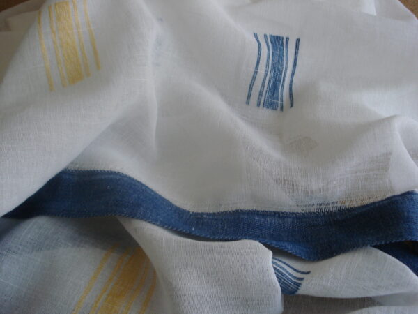 Tejido visillo imitación lino rústico f/blanco dibujos lineales amarillos/azules, ancho 2,95mts.