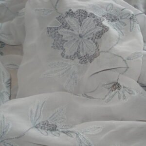 Tejido crepe georgette f/gris bordado flores grises c/hilo de lurex, ancho 1,42mts.