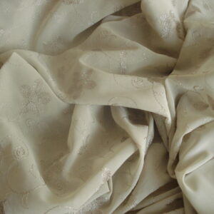 1,60mts. tejido gasa c/verde salvia c/flores bordadas, ancho 1,30mts.