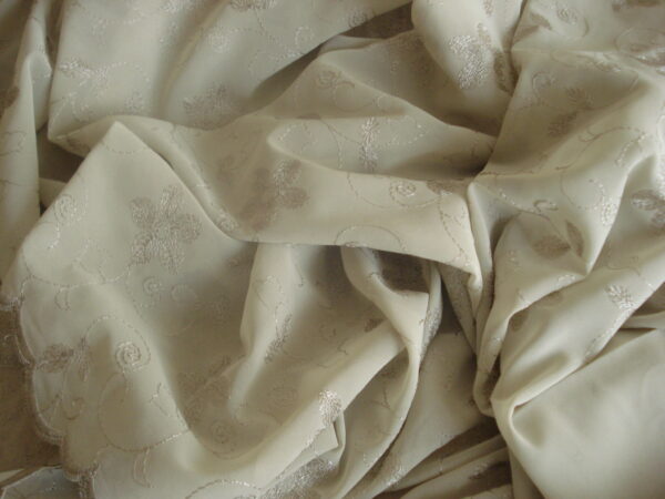 1,60mts. tejido gasa c/verde salvia c/flores bordadas, ancho 1,30mts.