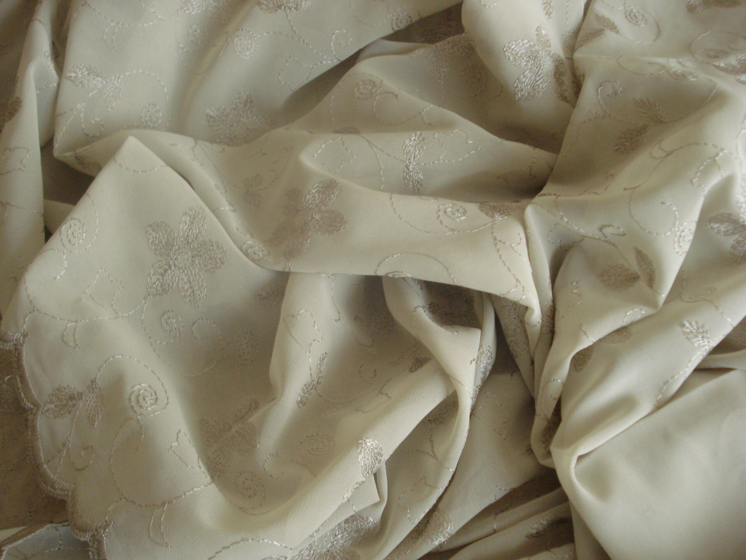 1,60mts. tejido gasa c/verde salvia c/flores bordadas, ancho 1,30mts.