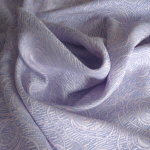 1,40mts. tejido twed color malva c/flores en relieve, ancho 1,50mts.