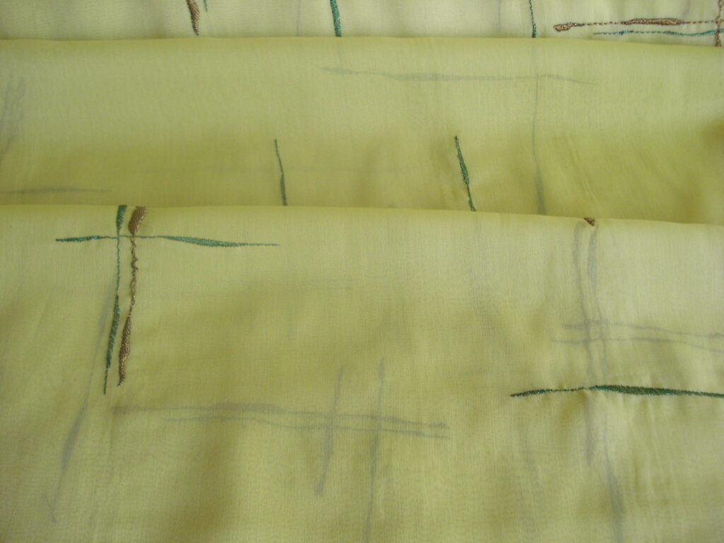 Tejido gasa f/ verde pistacho con bordados verde/marrón, ancho 1,45mts.