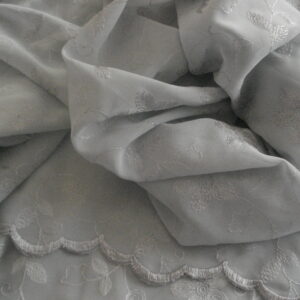 Tejido gasa bordada c/gris azulado, ancho 1,25mts.