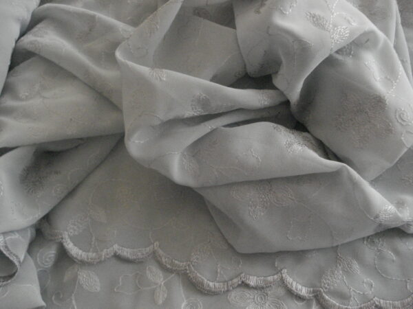 Tejido gasa bordada c/gris azulado, ancho 1,25mts.