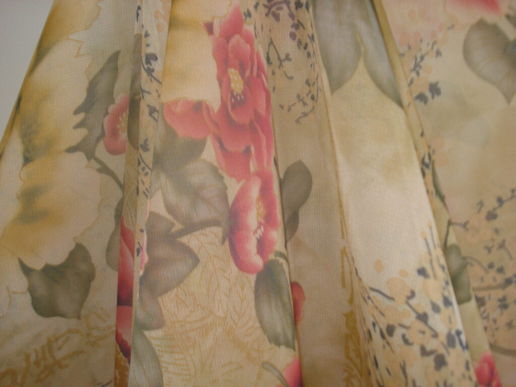 Tejido de gasa f/verde oliva claro c/estampado flores, ancho 1,50mts.