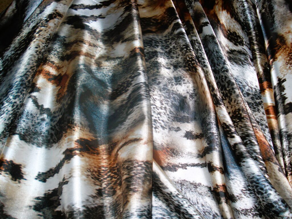 Tejido "animal print" tonos marrones, ancho 1,47mts.
