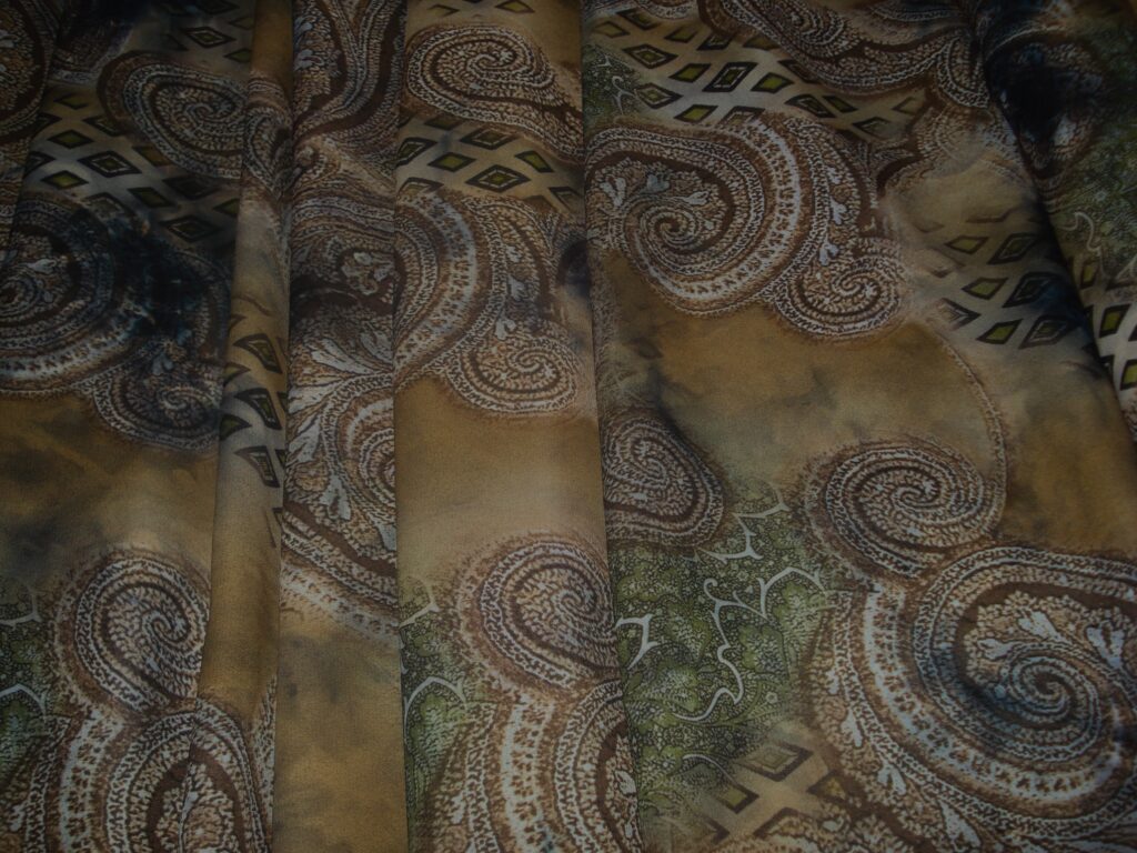 Tejido gasa estampado retro, tonos marrones/verdes, ancho 1,47mts.
