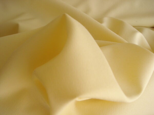 Tejido crepe c/amarillo mantequilla, ancho 1,50mts.