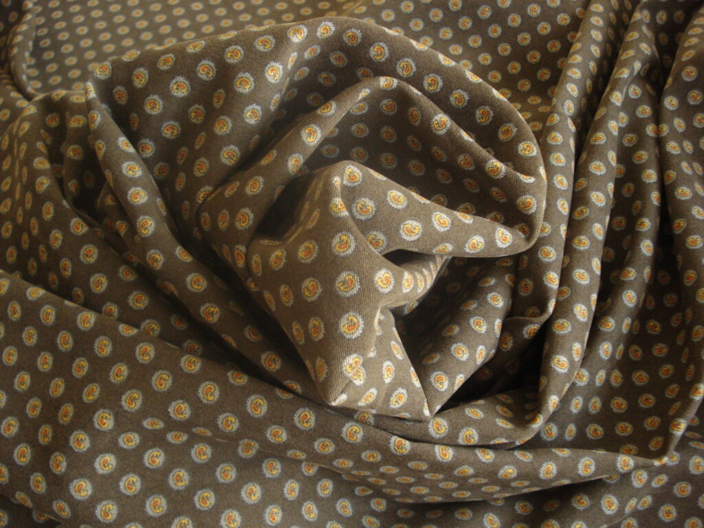 Tejido c/ textura piel de melocotón, estampado f/marrón, ancho 1,50mts.