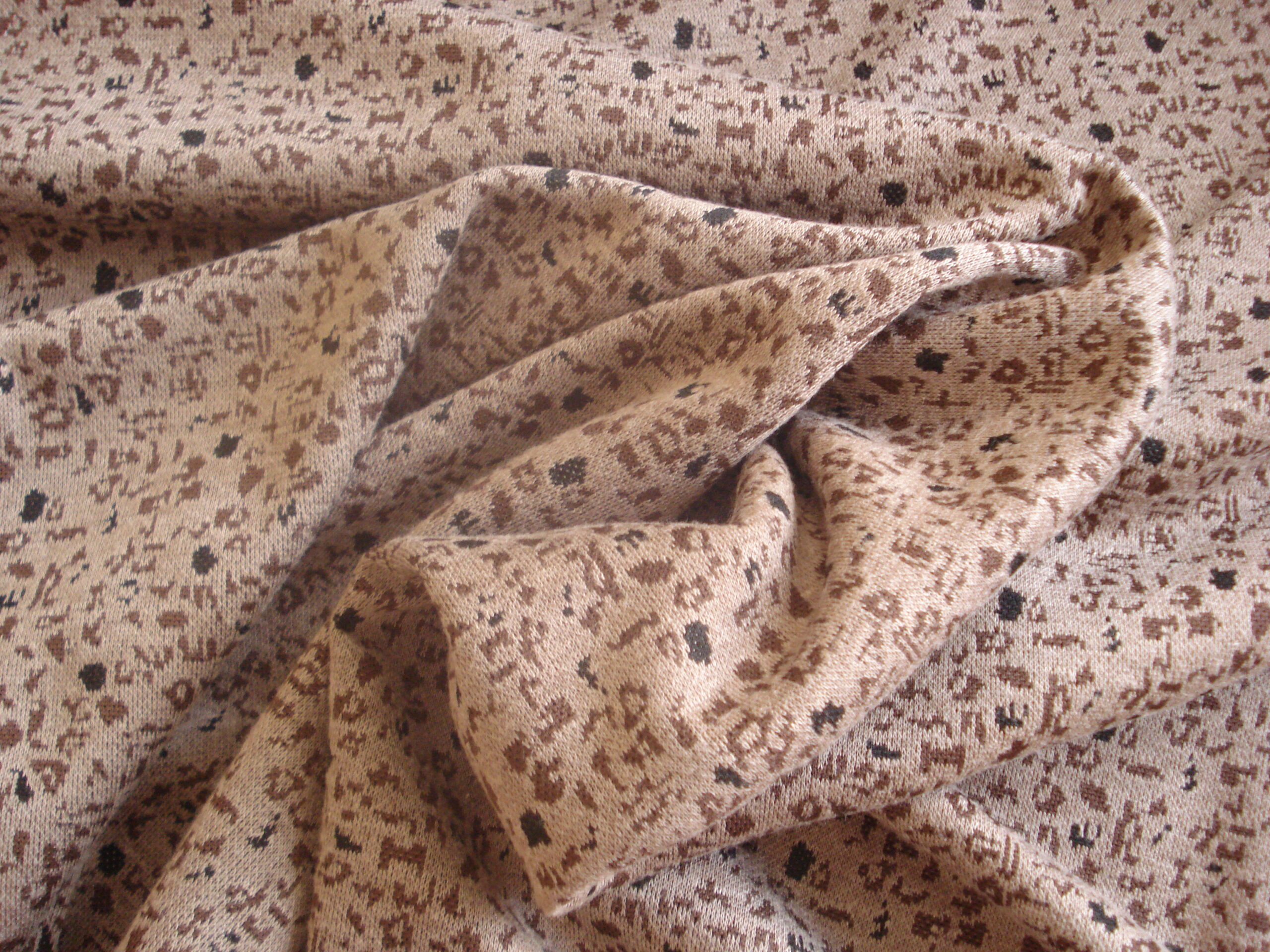 Tejido punto estampado abstracto c/fondo visón, ancho 1,65mts.