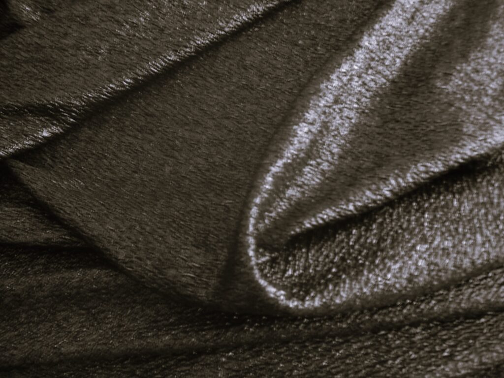 Tejido punto negro efecto arrugado satinado, ancho 1,52mts.