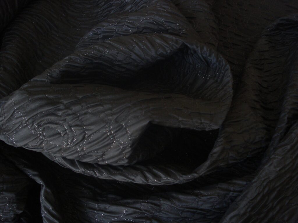Tejido negro efecto acolchado c/ hilo lurex, ancho 1,30mts.